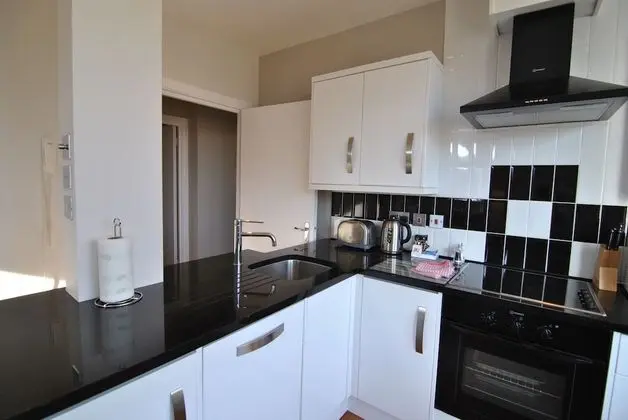 The Courtyard, Windsor, 2 Beds - Mutfak