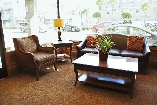 Cow Hollow Inn & Suites - Lobi