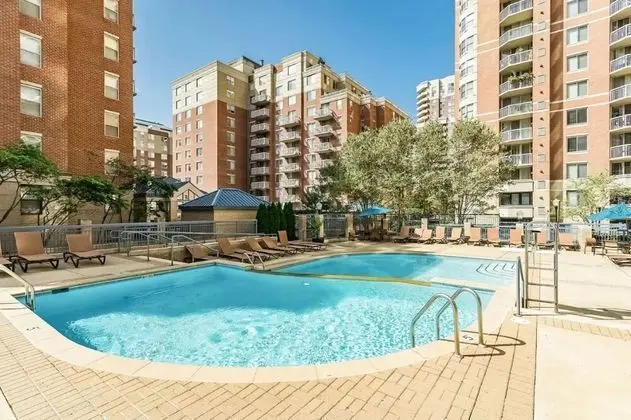 Cozy 1 Bedroom Condo at Ballston - Havuz