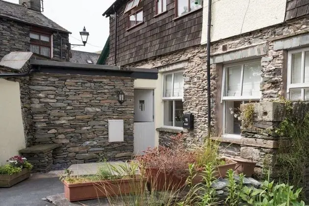 Cozy 1BR Apartment Central Ambleside With Parking