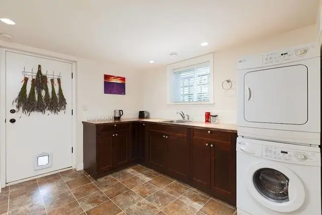 Cozy 3 Bedroom Suite near Queen Elizabeth Park - Mutfak