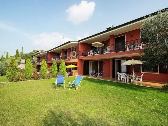 Cozy Apartment for 4 With Shared Pool and Garden With Views