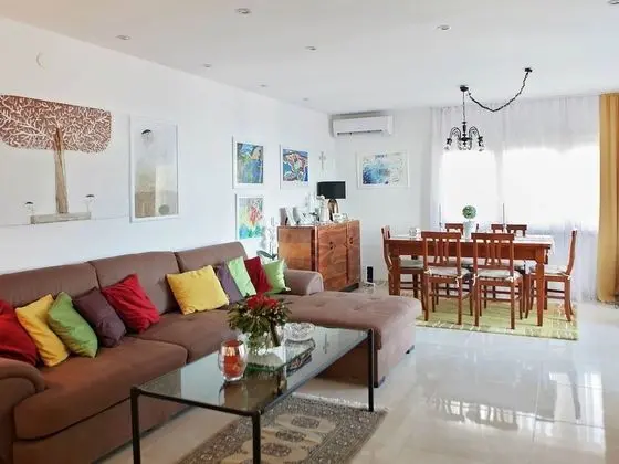 Cozy Apartment with Balcony & Sea View near Beach - Dış Mekan