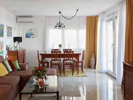 Cozy Apartment with Balcony & Sea View near Beach - Yerinde Yemek