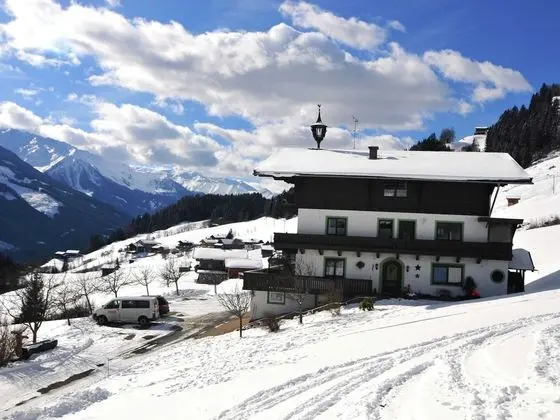Cozy Apartment in Mühlbach with Garden near Ski Slopes - Dış Mekan