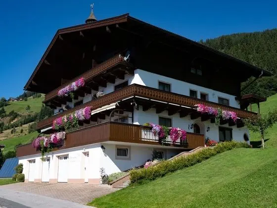Cozy Apartment in Mühlbach with Garden near Ski Slopes - Öne Çıkan Resim