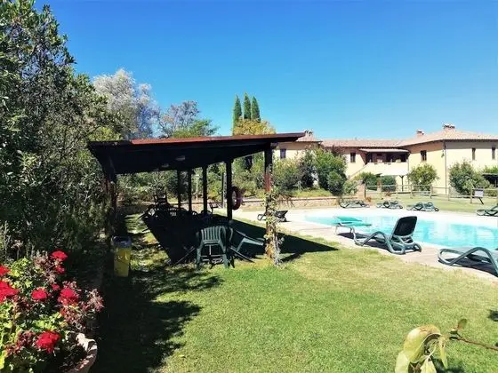 Cozy Apartment Near Asciano With Shared Swimming Pool