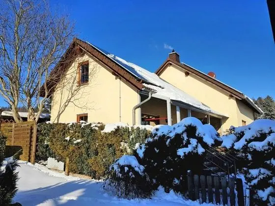 Cozy Apartment in Oelsnitz With Ore Mountains View - Dış Mekan