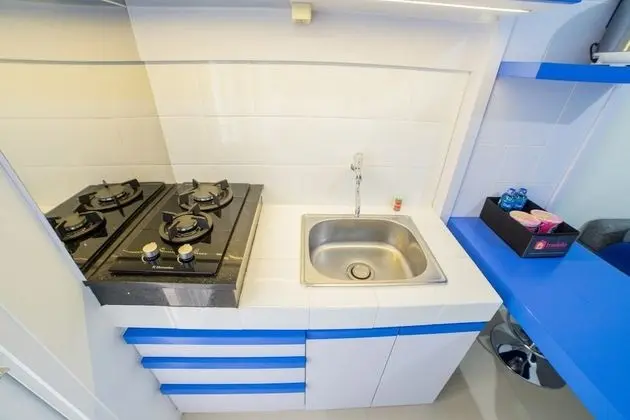 Cozy Apartment at Parahyangan Residence with Direct Access to Swimming Pool - Mutfak