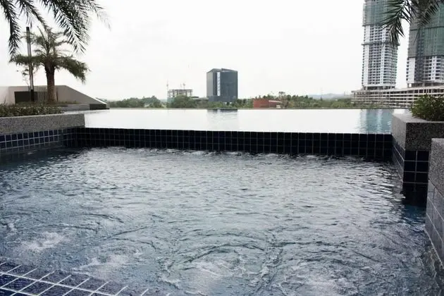 Cozy Condo at The Meridin Medini - Havuz