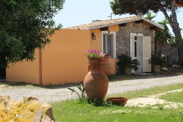 Cozy Cottage in Calasetta Sardinia With Garden - Dış Mekan