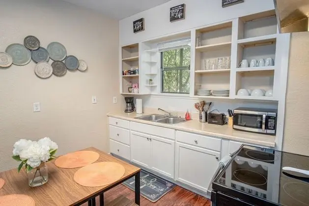 Cozy Downtown Guest House 2br/1ba Sleeps 8 - Mutfak
