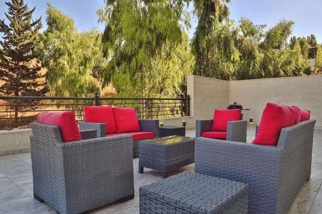 Cozy & Gated Compound