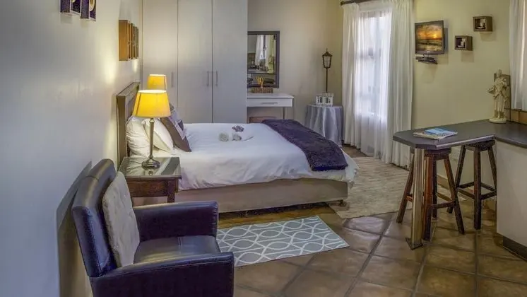 Cozy Guest Room With Double Bed, Sofa bed and Kitchen, Near Port Elizabeth - Oda