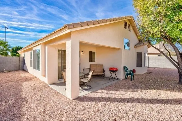 Cozy Hidden Gem - 3BR - 1Den w Backyard