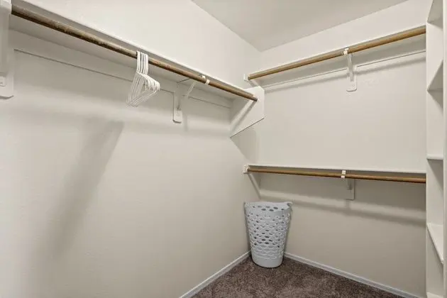 Cozy Hidden Gem - 3BR - 1Den w Backyard - Oda
