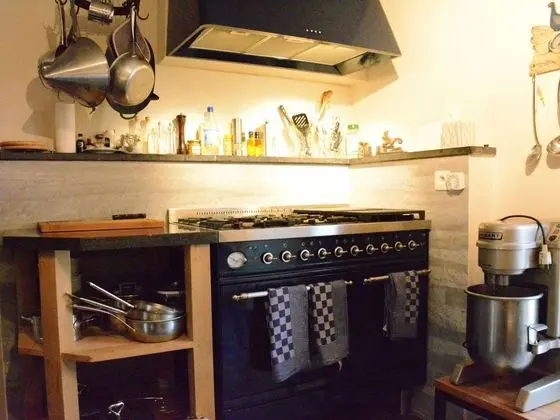 Cozy Holiday Home in Bièvre With Pond - Mutfak