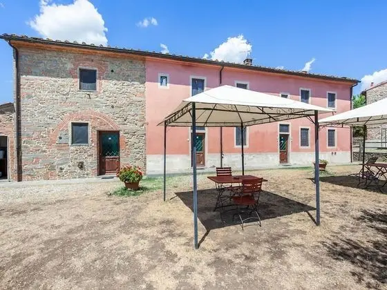 Cozy Holiday Home in Capraia e Limite With Swimming Pool