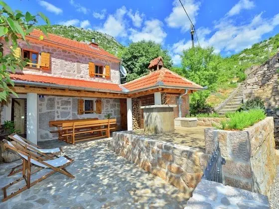 Cozy Holiday Home With Garden in Starigrad