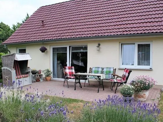 Cozy Holiday Home in Hohenkirchen near Baltic Sea