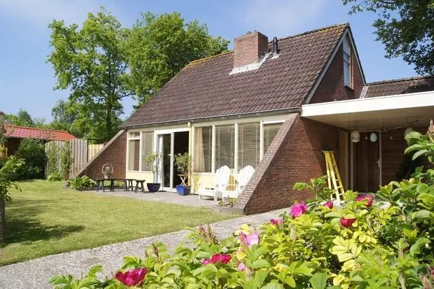 Cozy Holiday Home with Hot Tub in Lauwersoog by Lake - Dış Mekan