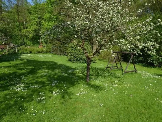 Cozy Holiday Home in Knežice With Large Garden - Dış Mekanlar
