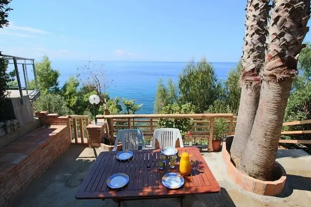 Cozy Holiday Home in Ricadi near Sea