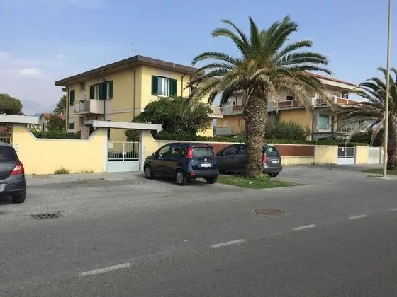 Cozy Holiday Home With Terrace in Carrara - Dış Mekan