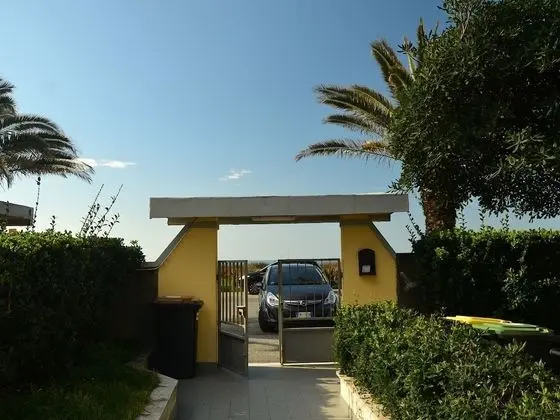 Cozy Holiday Home With Terrace in Carrara - Lobi