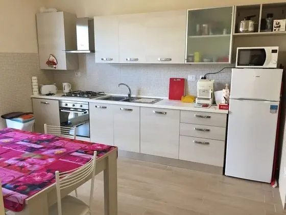 Cozy Holiday Home With Terrace in Carrara - Mutfak