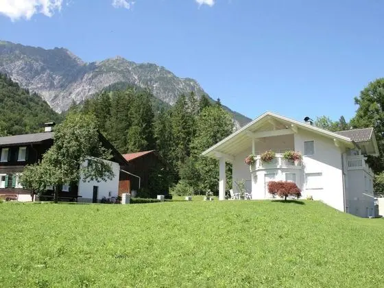 Cozy Holiday Home in Vandans near Montafon Ski Area - Dış Mekan