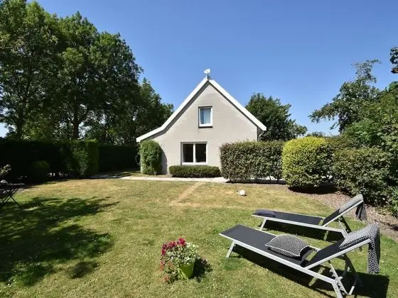 Cozy Holiday Home in Zonnemaire With Garden