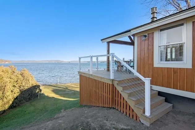 cozy lakeshore cottage