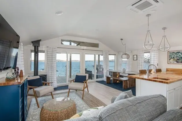 cozy lakeshore cottage - Oda