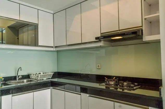 Cozy Living 1BR at Casa de Parco Apartment - Mutfak