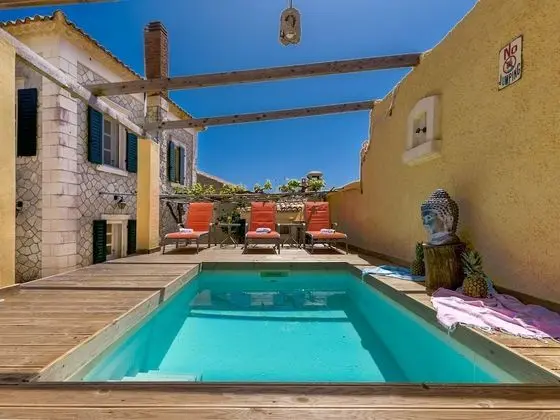 Cozy Villa in Loucha with Hot Tub