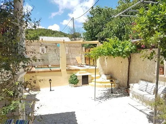 Cozy Villa in Loucha with Hot Tub - Dış Mekan