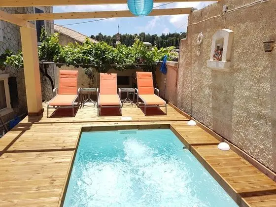 Cozy Villa in Loucha with Hot Tub - Havuz