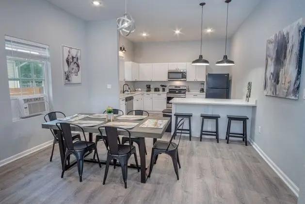 Cozy and Lovely 2BR 2BA Apt#a Near Lively Downtown - Yerinde Yemek