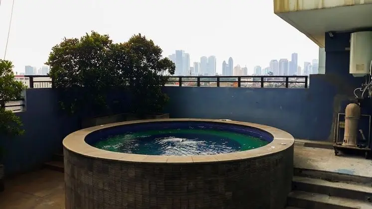 Cozy and Minimalist 2BR at Marbella Kemang Apartment - Havuz