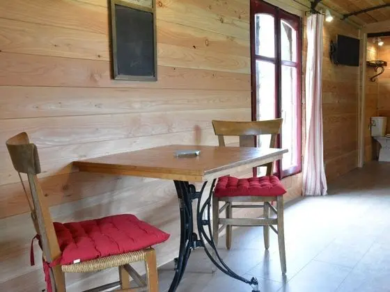 Cozy Mobile Home in Vresse-sur-semois With Terrace - Yerinde Yemek