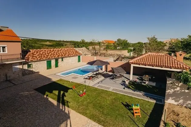 Cozy Villa in Opot Rural Area Private Pool Barbecue Playground for Children