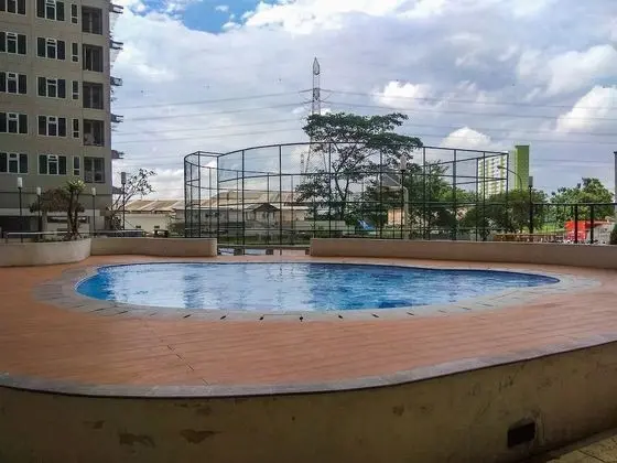 Cozy Room 1BR Gray Tower Sentra Timur Apartment - Havuz