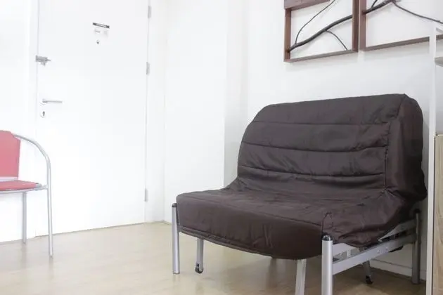 Cozy Stay 1BR Apartment at Parahyangan Residence - Oda Düzeni