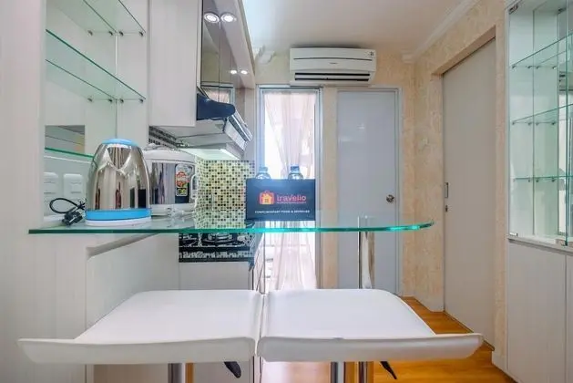 Cozy Stay 2BR Bassura City Apartment - Mutfak