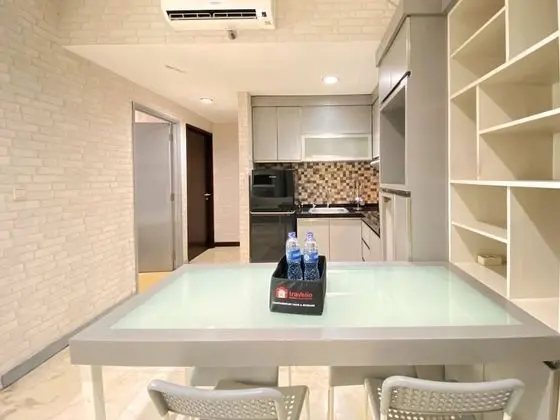 Cozy Stay And Serene Designed 2Br At Braga City Walk Apartment - Oda Düzeni