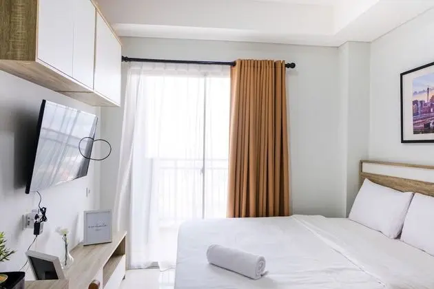 Cozy Studio Apartment with Smart TV at Springwood Residence