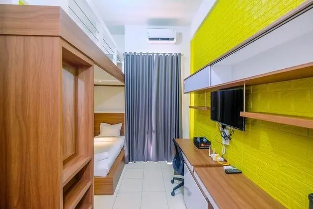 Cozy Studio with Bunk Bed at Dave Apartment near UI - İç Mekan