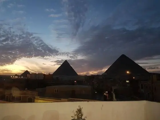 Cozy Studios Pyramids View