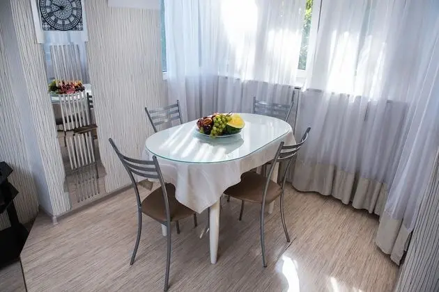 Cozy three bedroom apartment on Lenina